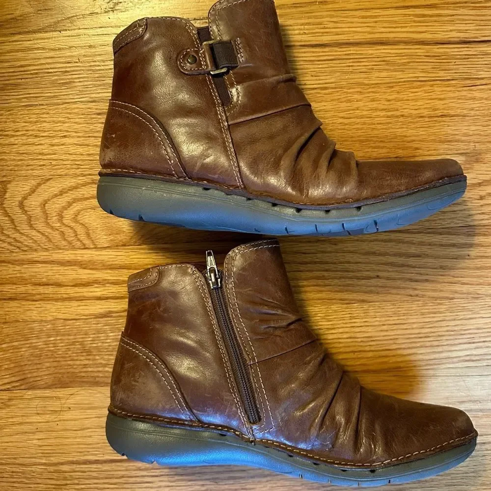 ✨ Clark’s brown leather slip on bootie, side zipper sz 8.